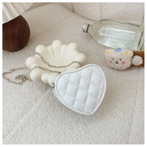 Détail d'un sac bandoulière cœur blanc matelassé avec chaîne argentée pour enfants