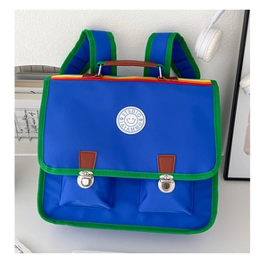 Détail du sac à dos scolaire bleu roi avec garniture verte et poches à boucle métal