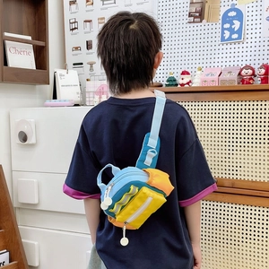 Bunte Kinder-Brusttasche aus Nylon mit verstellbarem Gurt in wohnlicher Umgebung