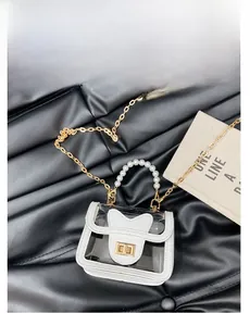 Détail du sac transparent avec poignée en perles et design d'oreilles de chat pour filles