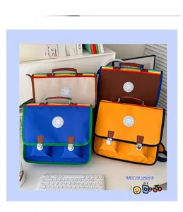 Vue à plat de quatre sacs à dos pour enfants de style anglais avec sangles arc-en-ciel