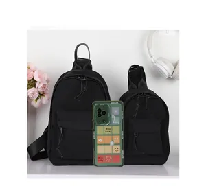 Comparaison de petits et grands sacs de poitrine en toile noire pour enfants avec taille