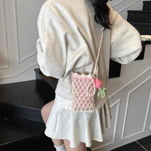 Sac bandoulière fait main au crochet avec tulipes roses et bandoulière de perles
