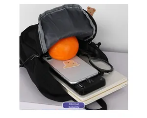 Vue intérieure du sac de poitrine pour enfants montrant l'espace de rangement