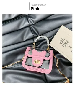Détail du sac gelée rose oreilles de chat avec poignée en perles et chaîne dorée