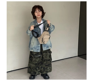 Sac de poitrine beige en toile pour enfant avec veste en jean et pantalon camouflage