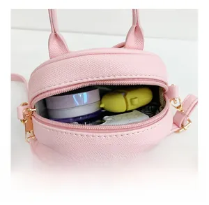 Vue intérieure du sac rose oreilles de chat montrant l'espace pour le maquillage