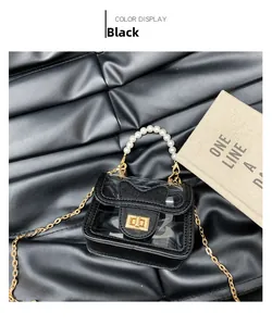 Détail du sac gelée en PVC noir transparent avec poignée perle et chaîne dorée