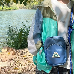 Sac bandoulière enfant en nylon bleu à carreaux avec patch montagne et sangle tissée