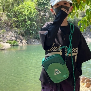 Sac bandoulière enfant vert avec maille filet et sangle tressée réglable