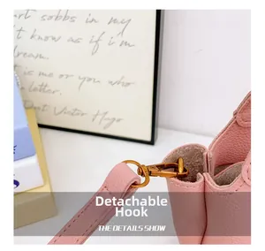 Dettaglio borsa bimba in pelle rosa con gancio metallico rimovibile in oro vintage