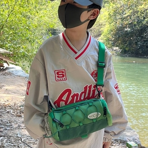 Sac bandoulière cylindrique vert en nylon pour enfants avec cordons et poche filet