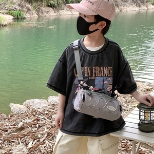 Sac bandoulière cylindrique gris en nylon pour enfants avec cordons élastiques style plein air