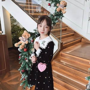 Robe enfant en velours noir avec col dentelle et sac à bandoulière cœur rose matelassé