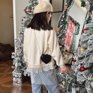 Sac à bandoulière matelassé en forme de cœur noir pour fillette avec tenue d'hiver chic