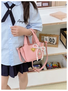 Mini borsa rosa da bambina con fiocco di perle e dettaglio logo in metallo triangolare