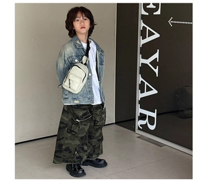 Tenue streetwear enfant avec veste en jean, pantalon camo et sac de poitrine en toile