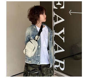 Détail du sac de poitrine en nylon blanc cassé pour enfants avec sangle réglable