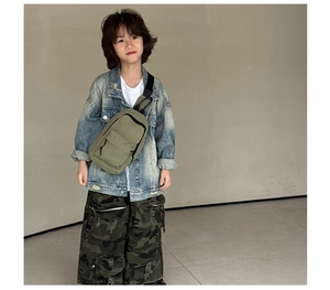 Sac de poitrine enfant vert armée avec veste en jean et pantalon cargo à motif camouflage