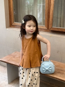 Gros plan d'un sac à main bleu clair pour fille avec un grand nœud et une poignée chic