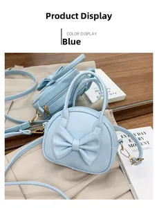 Détail du sac à main bleu clair pour fille avec texture litchi et nœud décoratif
