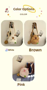 Vue détaillée des sacs à bandoulière Capybara en blanc, marron et rose avec pendentifs