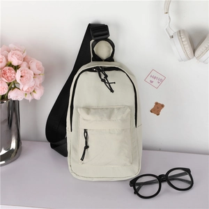Détail du sac de poitrine pour enfants en nylon beige clair avec fermetures éclair noires