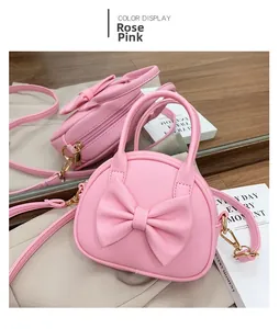 Vue détaillée du sac rose pour enfants avec texture cuir et décoration de nœud