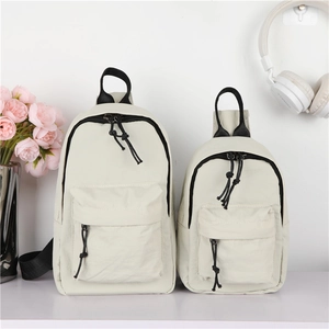 Vue détaillée de deux sacs de poitrine en nylon blanc cassé en différentes tailles