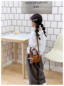 Mini borsa a tracolla marrone per bambina con fiocco di perle e placca metallica