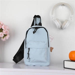 Détail du sac de poitrine en nylon bleu clair pour enfants avec deux fermetures éclair