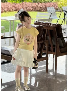 Détail d'un ensemble d'été pour fille avec t-shirt chat vintage et jupe plissée à étages