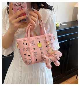 Detailansicht der rosa Beuteltasche mit Katzenprint und kleinem Hundeanhänger