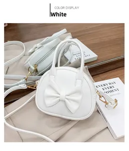 Gros plan du sac à main blanc demi-cercle avec grand nœud et cuir à grain croisé