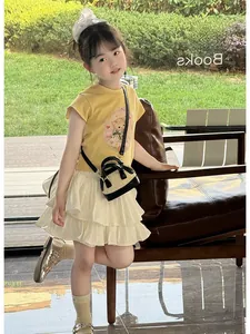 Mini sac bandoulière tissé pour enfant avec t-shirt chat jaune et jupe en dentelle blanche