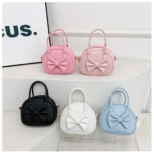Cinq mini sacs à main avec nœud en cuir texturé de diverses couleurs et boucles dorées