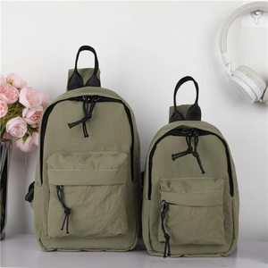 Vue détaillée des sacs bandoulière en nylon vert olive en deux tailles avec poches zippées