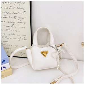Dettaglio mini borsa bianca in pelle martellata con fiocco di perle e logo