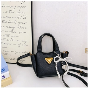 Dettaglio mini borsa in pelle martellata nera con fiocco di perle e logo in metallo