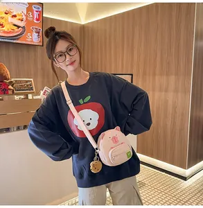 Sac à bandoulière cochon rose avec sangle réglable présenté sur un mannequin