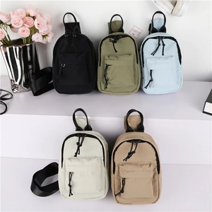 Aperçu de cinq mini sacs de poitrine en nylon colorés pour enfants avec fermetures éclair