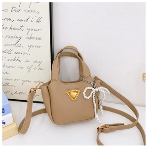 Dettaglio della mini borsa kaki con ciondolo a fiocco di perle e logo triangolare