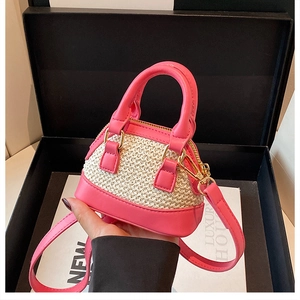 Détail du mini sac en similicuir rose et paille avec fermeture éclair dorée et poignée