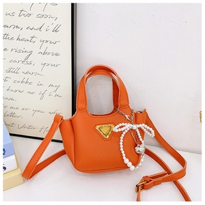 Dettaglio mini borsa arancione con fiocco di perle e pelle PU a grana di litchi