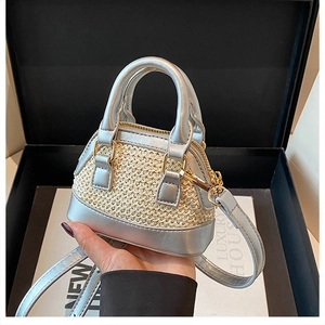 Détail du mini sac en PU argenté et paille tressée avec fermeture éclair et poignées