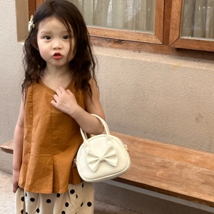 Sac à main blanc pour enfant avec grand nœud décoratif et design rond minimaliste