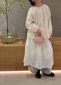 Petit sac bandoulière rose pour enfant avec relief lettres et breloque gland
