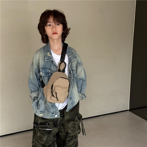 Sac de poitrine pour enfants en toile kaki avec sangle noire pour un look sportif tendance