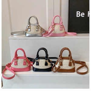 Cinq mini sacs bandoulière en paille tissée de couleurs variées sur des présentoirs
