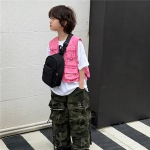 Sac de poitrine noir minimaliste pour enfants avec une veste utilitaire rose tendance
